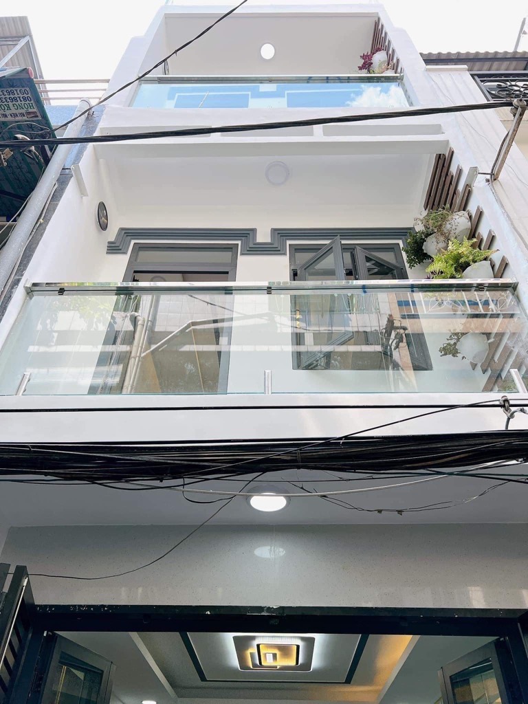 Nhà đẹp DTsd 84m đúc 4 tấm Q4 hơn 4 tỷ Hoàng Diệu xe hơi cách nhà 10 m