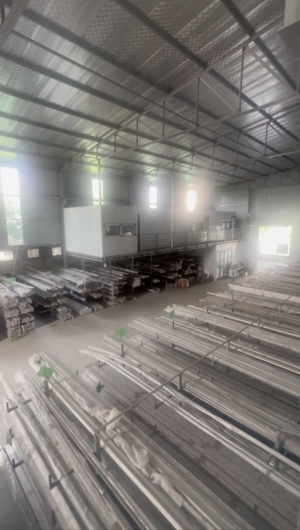Cho thuê kho xưởng tại Kiêu Kỵ , Gia Lâm , Hưng Yên cần cho thuê . Diện tích 1000m, khung thép hộp kiên cố cao 8m