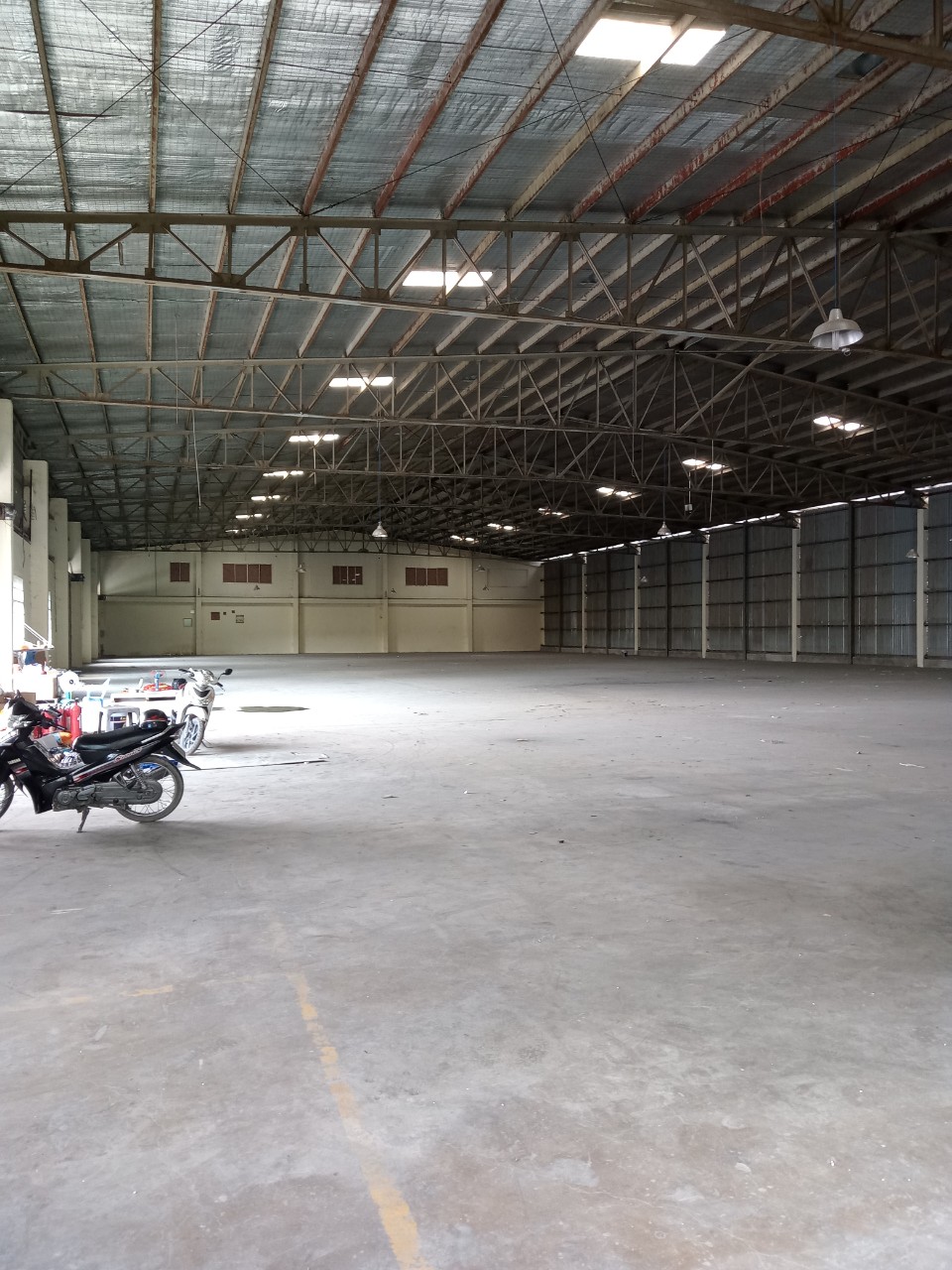 Cho Thuê Nhà Xưởng Ở Bình Chuẩn, Thuận An, Bình Dương.Diện tích xưởng: 2.093m².Giá thuê: 140 triệu/tháng