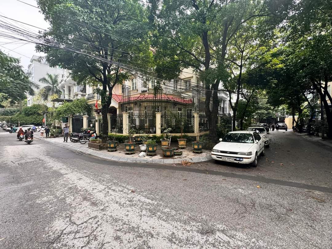 Tuyệt Phẩm Biệt Thự Lô Góc, KĐT Dịch Vọng Hậu. 236m x 5T x Mt 29m. Giá 139 tỷ