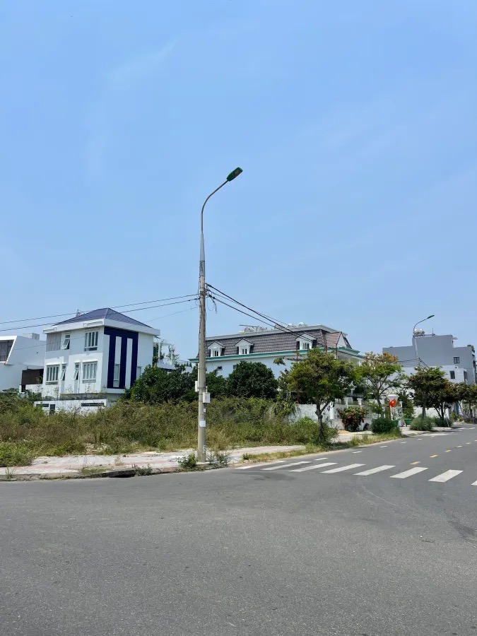Gấp bán 320m2 lô góc 2 mặt tiền Nguyễn Đình Thi - Lê Sỹ ven sông Hòa Xuân