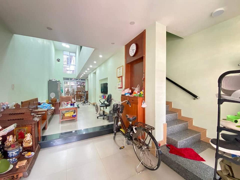 Bán nhà ngõ 254 Văn Cao, diện tích 79m 4 tầng độc lập sân cổng GIÁ 3.62 tỉ