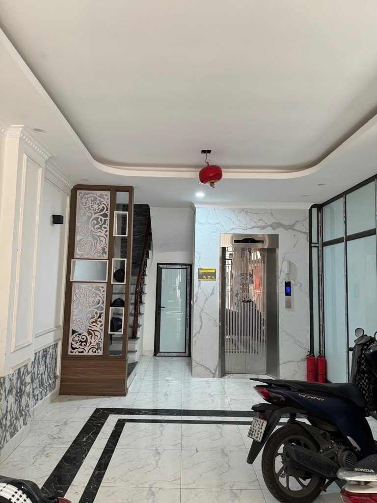 LÔ GÓC -NHÀ ĐẸP GẦN PHỐ - THANG MÁY - 11 PHÒNG KHÉP KÍN - FULL NÔI THẤT - DÒNG TIỀN 40TR/THÁNG