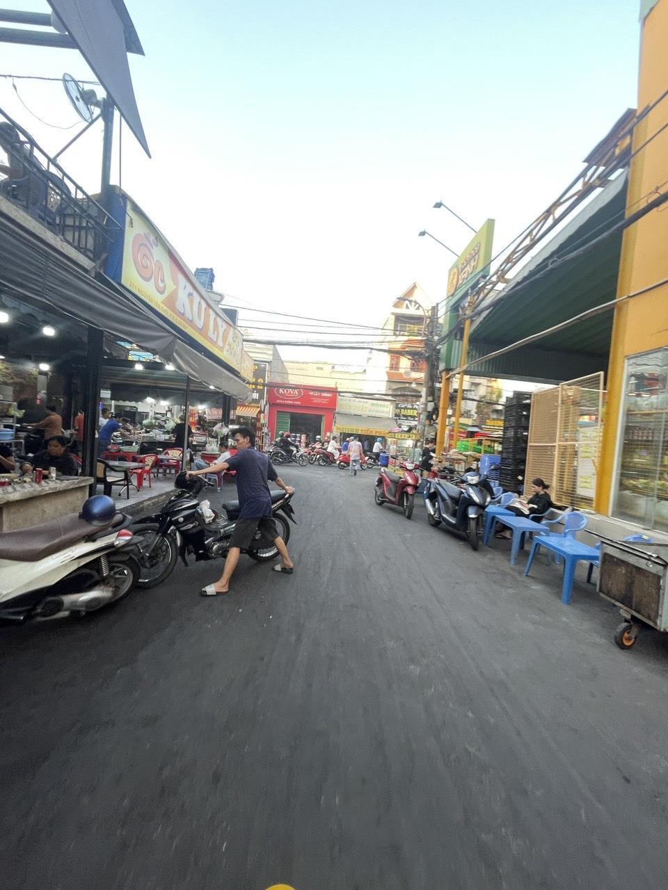 NHÀ CẤP 4 - HẺM OTO VÀO TỚI NHÀ, CHỈ 1 SẸC NGẮN NGUYỄN VĂN KHỐI - P8 . NGANG 4.6M SỔ A4 - CHỈ 5.2 TỶ.