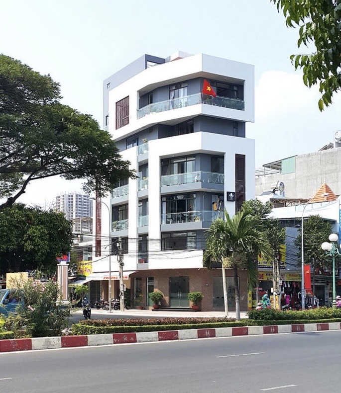 Chính chủ cho thuê nhà 2 mặt tiền 7 tầng thang máy, 20m mặt tiền.