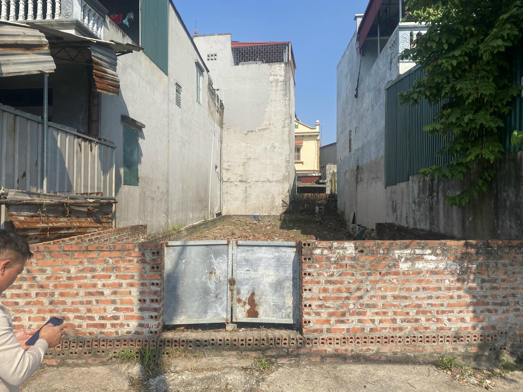 Bán đất Cự Khối -100m2 mt gần 5m vuông vắn ngõ Tự Do 1 ô tô thông. 0982852808