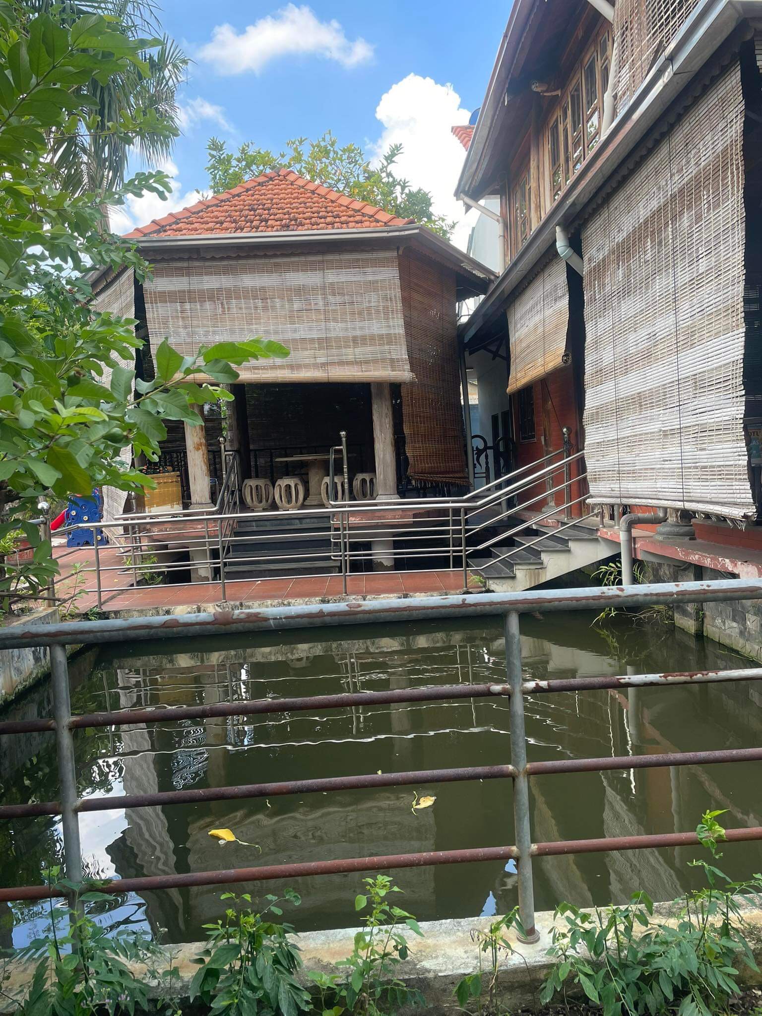 BIỆT THỰ GỖ RẺ NHẤT, NGAY QL13 gần Ngã Tư Bình Phuóc - NGHỈ DƯỠNG 766m2, (25 x 45), có 260m2. thổ cư, chỉ 16.5 tỷ