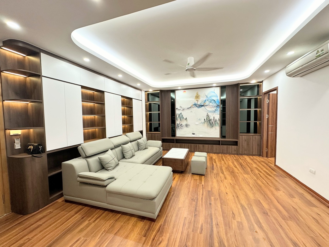 Bán cc 137 Nguyễn ngọc vũ 123m2 chia 4 ngủ, full đồ, có slot oto