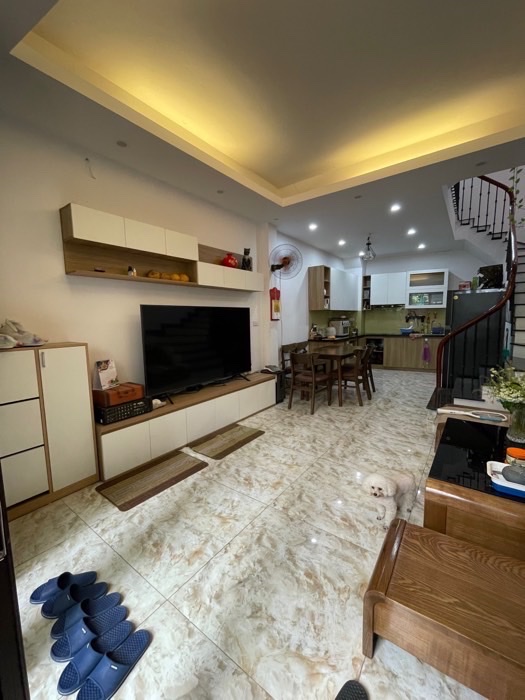 Bán nhà chính chủ tự thiết kế Dt 40m2, 5 Tầng . Giá chào 4.5 tỷ . Ngõ thông .Oto gửi cách nhà 5m