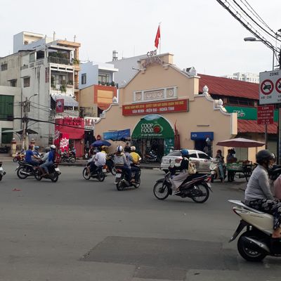 NHỈNH 5 TỶ- NHÀ NHƯ BIỆT THỰ - XE HƠI VÀO NHÀ -- RA NGAY LÝ KẾ XUYÊN- GẦN BÊN UBND P. LINH ĐÔNG - THỦ ĐỨC