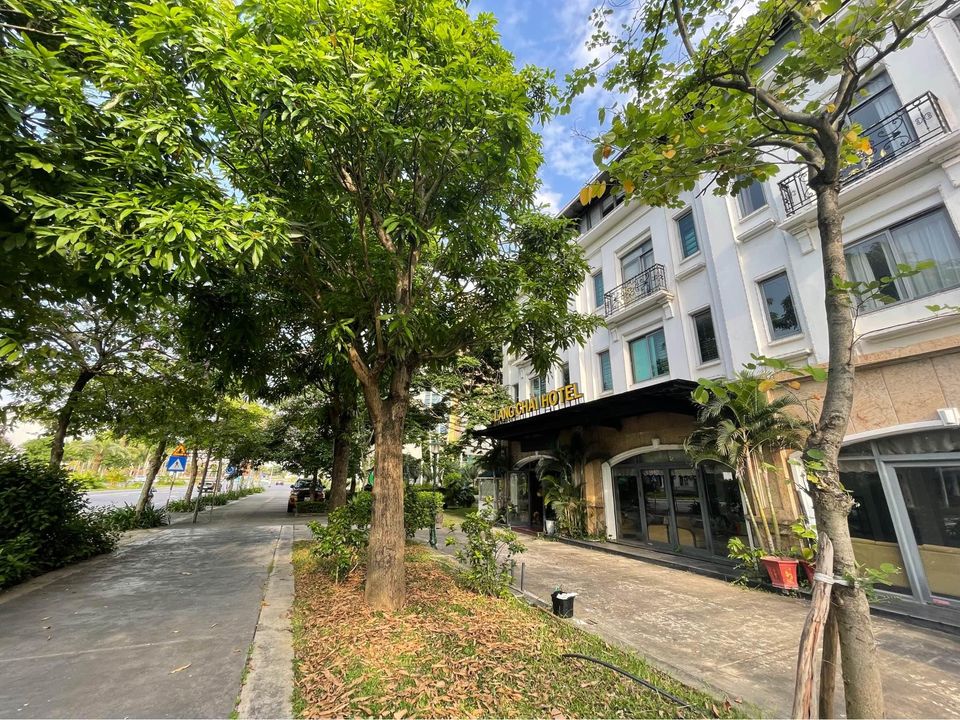 Bán Khách Sạn 580m2 lô góc View Hồ vị trí đắc địa mặt đường Trung tâm du lịch Bãi Cháy, Hạ Long