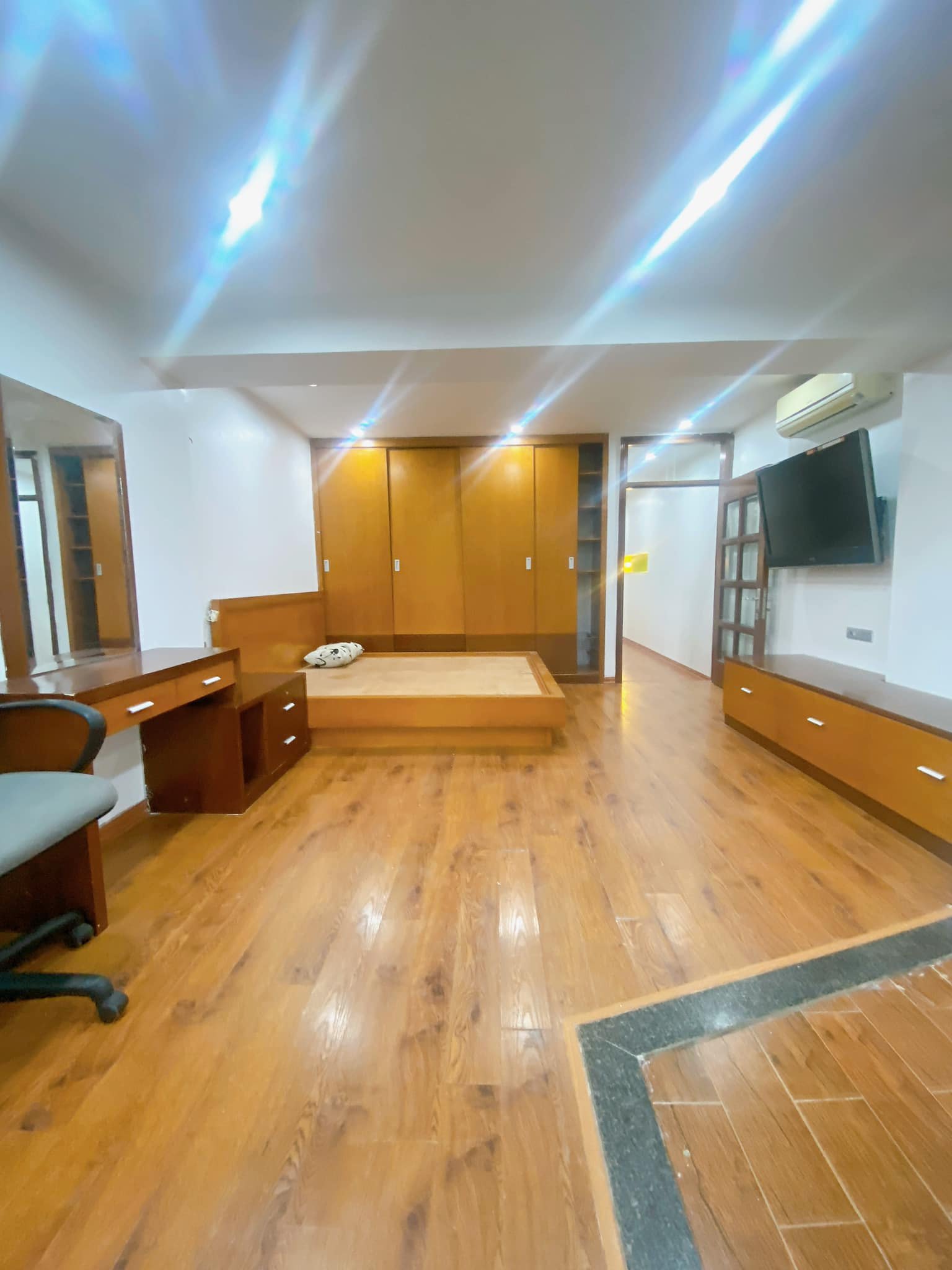 Bán nhà Tập thể Nguyễn Thái Học tầng 1, 2ng, 80m2 giá 2,7 tỷ