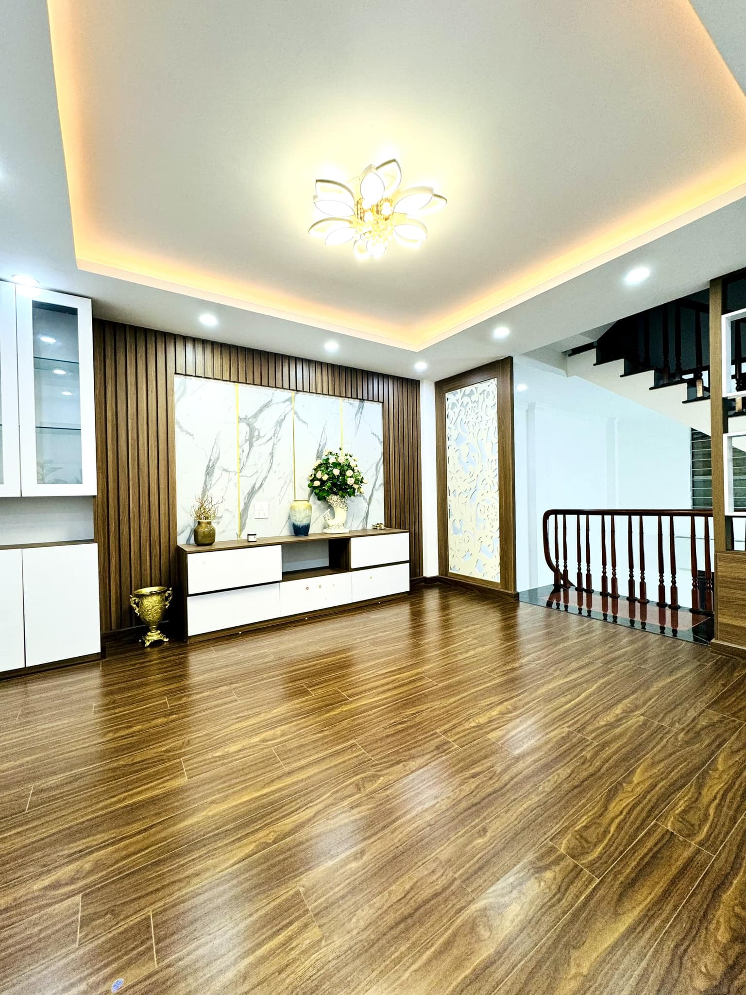 Lô góc, Cách phố 30m, Đẹp ở ngay, bán nhà Kim Hoa-0946383428