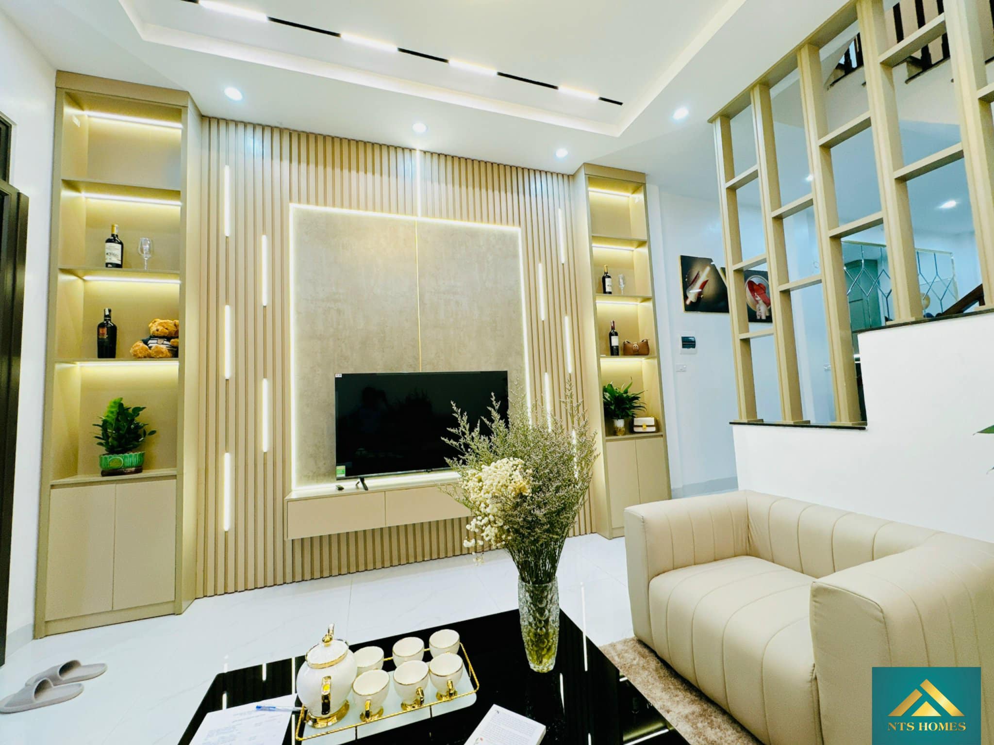 Ngõ thẳng tắp, Cách phố 30m, Mới ở luôn bán nhà Đặng Tiến Đông-0946383428