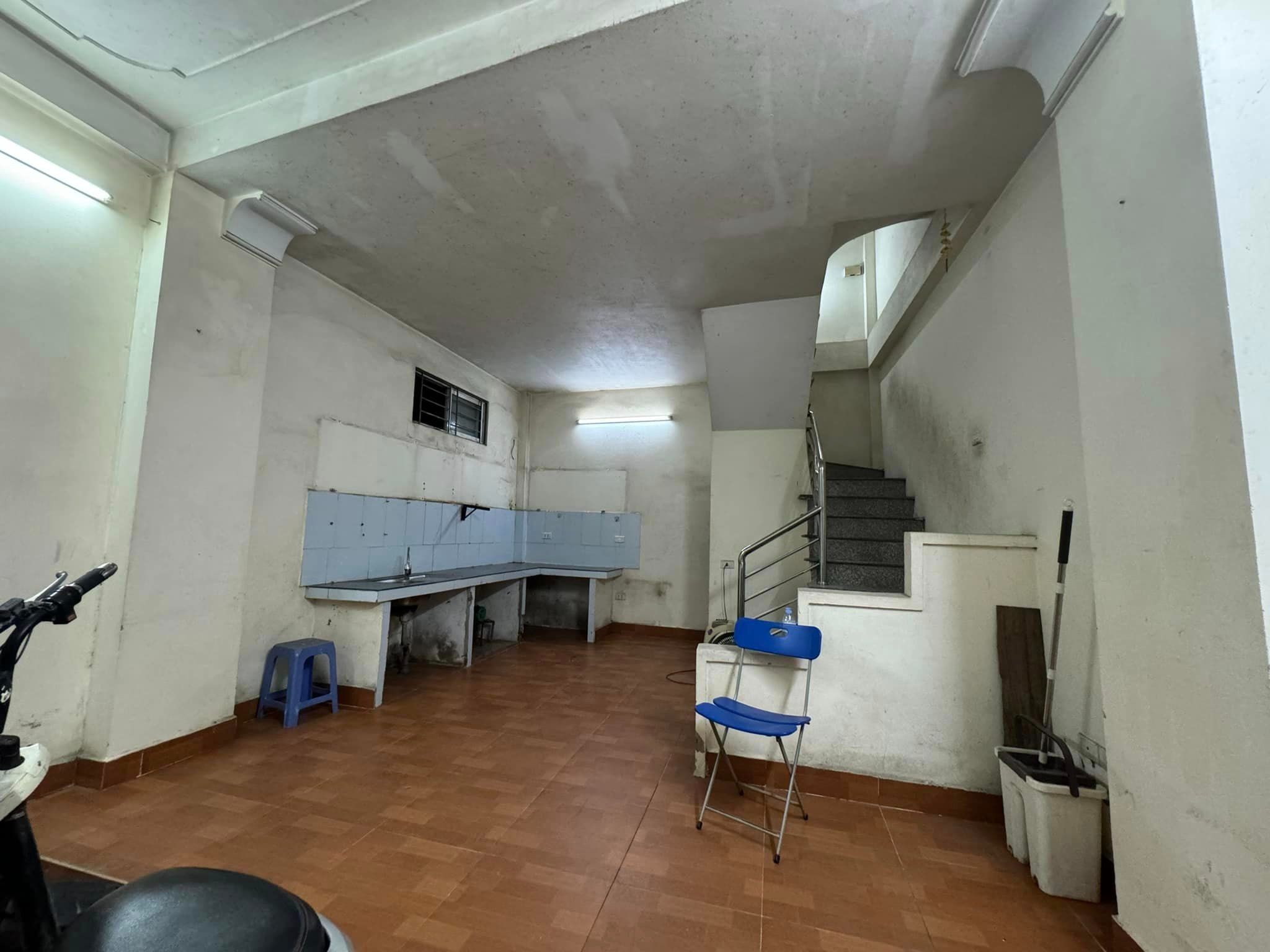 NHÀ LÔ GÓC - GẦN PHỐ - NGÕ THÔNG - KINH DOANH NHỎ TẦM TIỀN HIẾM