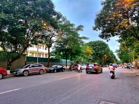 BÁN PHÂN LÔ OTO TRÁNH-VỈA HÈ TRẦN QUỐC HOÀN CẦU GIẤY 41M X 5T MT4M KINH DOANH CHỈ 13,5 TỶ