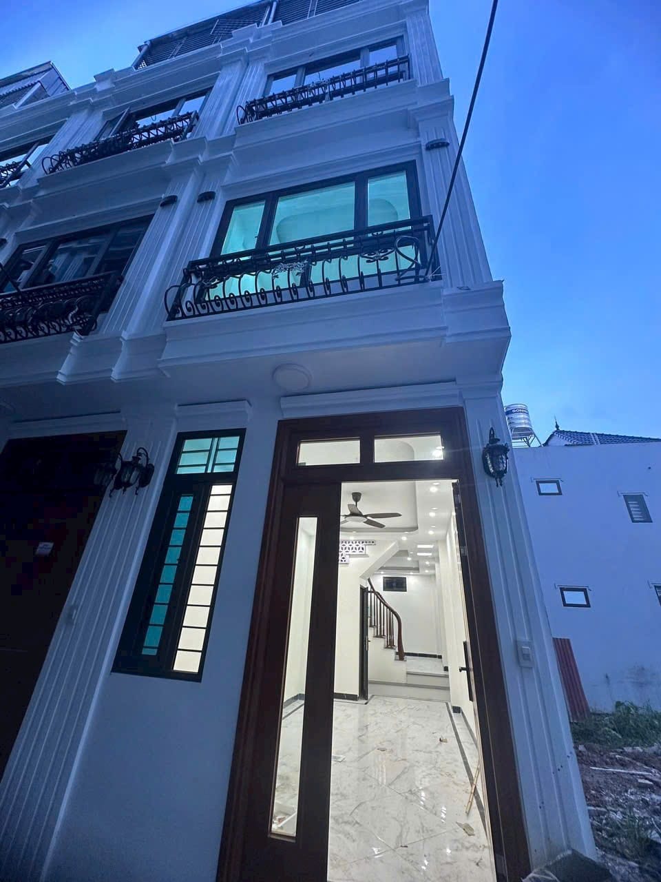 Cc gửi bán Nhà 3.5 tầng tại Tràng An, tt Chúc Sơn 40.8m2, 2.x tỷ, ô tô đỗ cửa