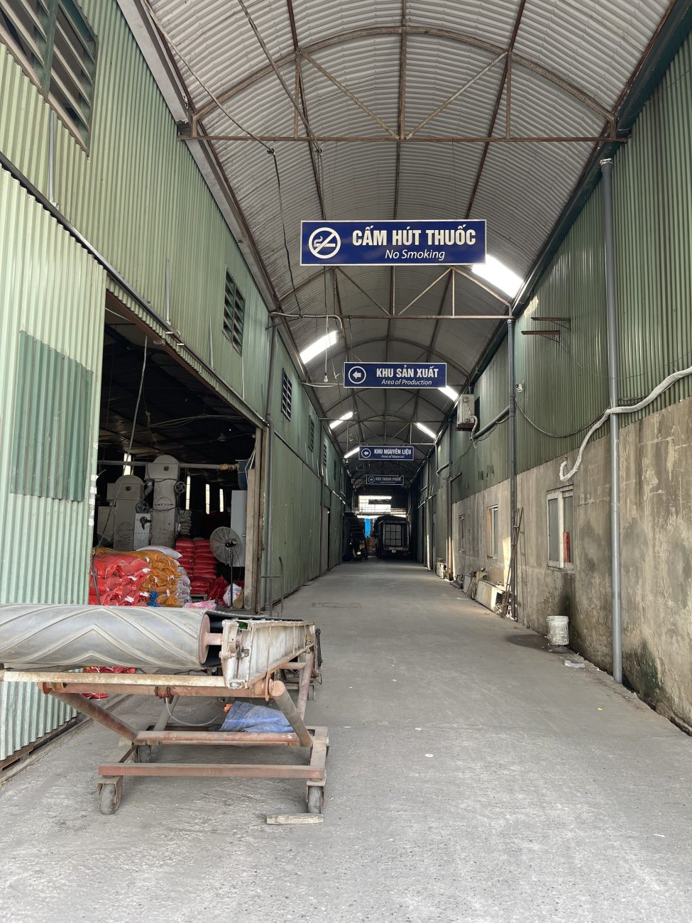 Cho thuê kho diện tích 250-300m2, mặt bằng rộng rãi, thoáng mát xe Container ra vào thuận lợi