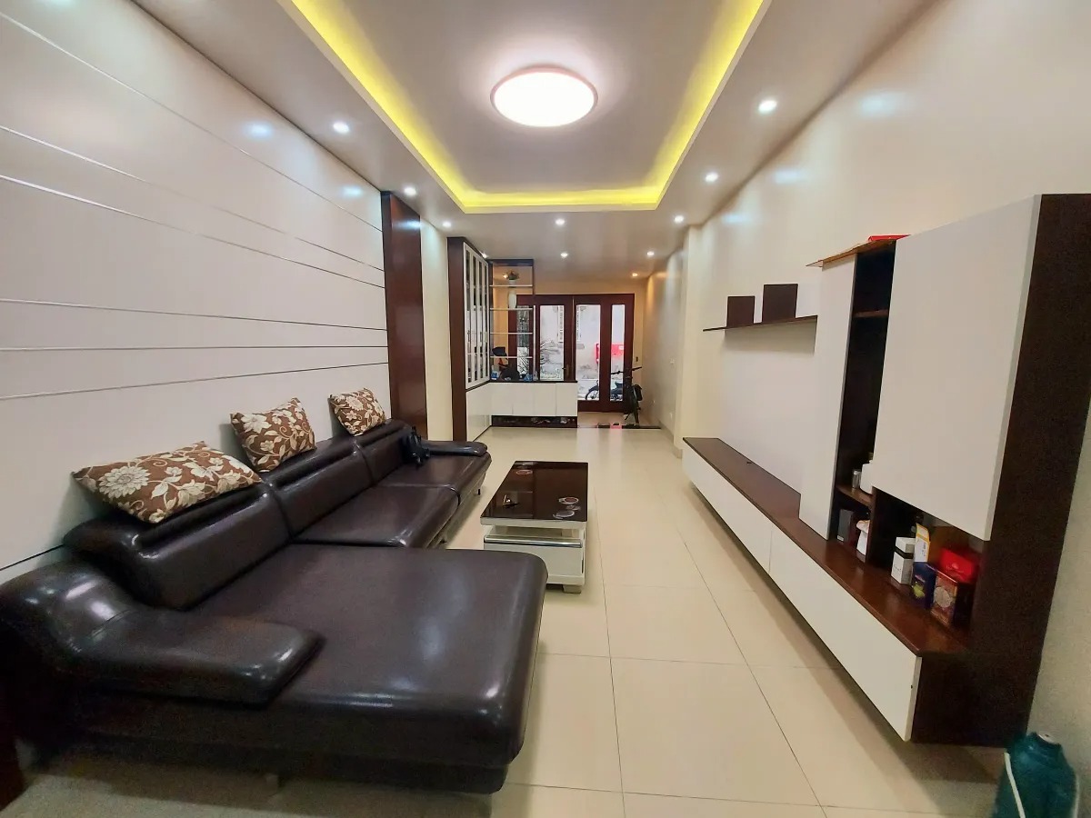 ngay trung tâm quận Tây Hồ 46m ,5t, 4,1 phố Lạc Long Quân giá chào 8 tỷ ngay cạnh Lotte Mall