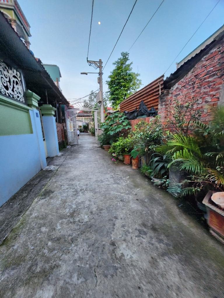 Bán 70m đất TẶNG NHÀ đường DƯƠNG ĐỨC HIỀN, GIA LÂM, 2,4 tỷ. ô tô vào nhà.