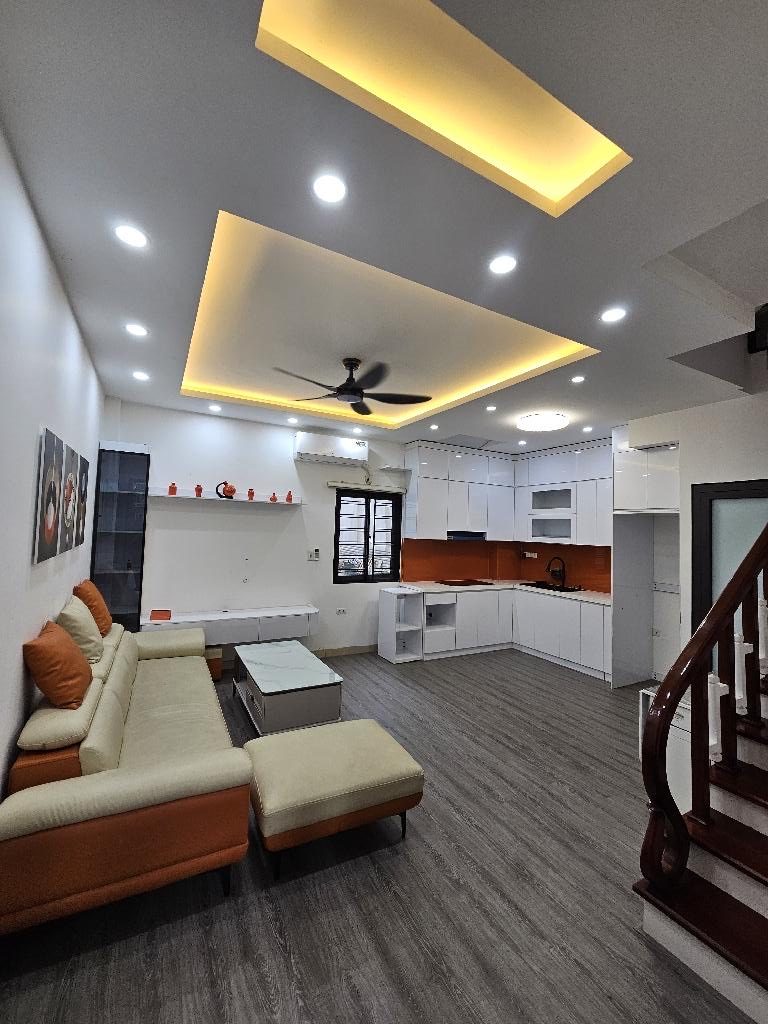 Bán nhà phố Bồ Đề DT44m2, 5 tầng , Ô tô đỗ cửa . Nội thất sang trọng , Giá chào 6.3 tỷ