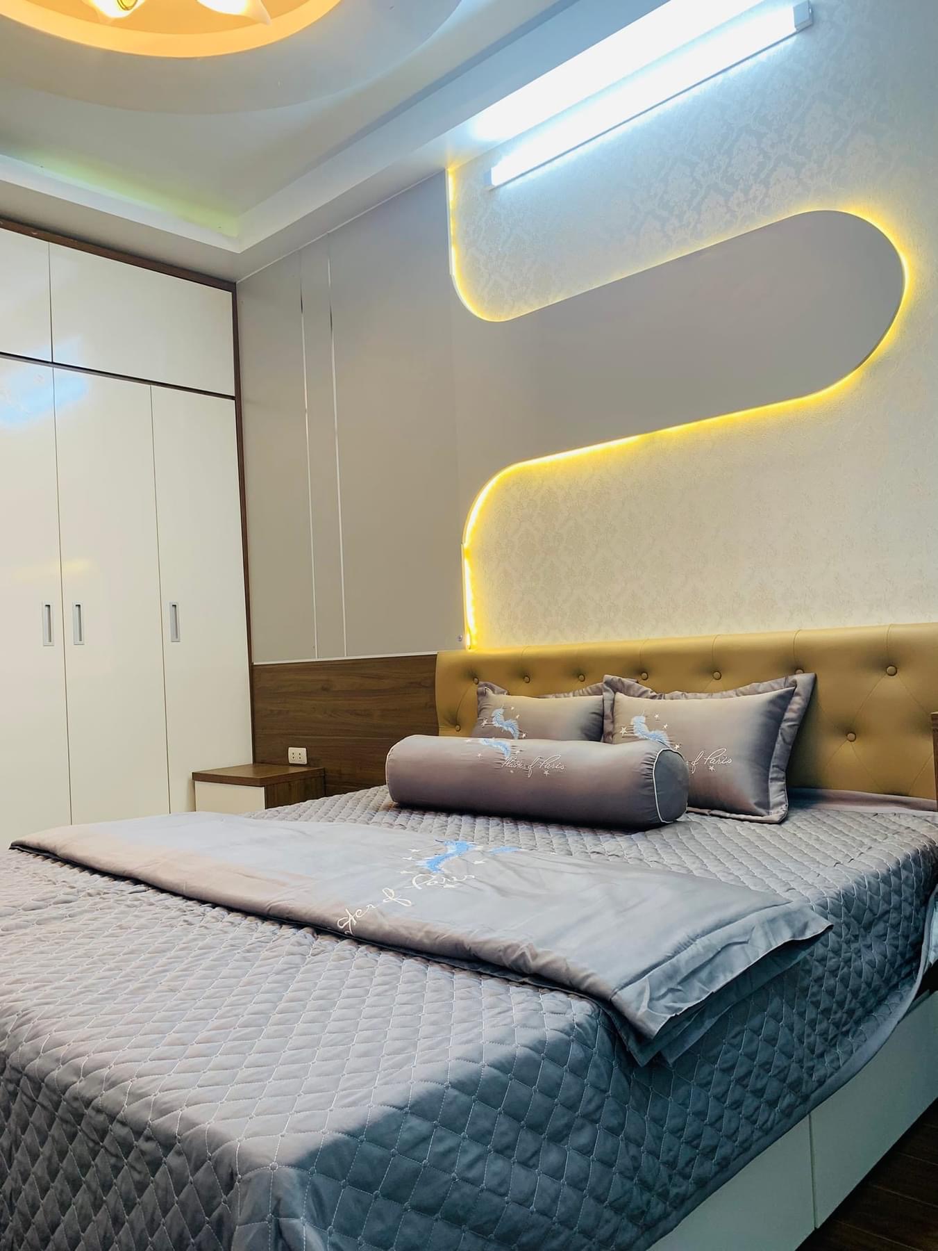 Cần Bán Gấp Hạ Chào 400tr cho nhà phân lô , cách oto tránh vài bước chân tại Hồng Mai - HBT . Vị trí đẹp tiện ích ngập tràn .