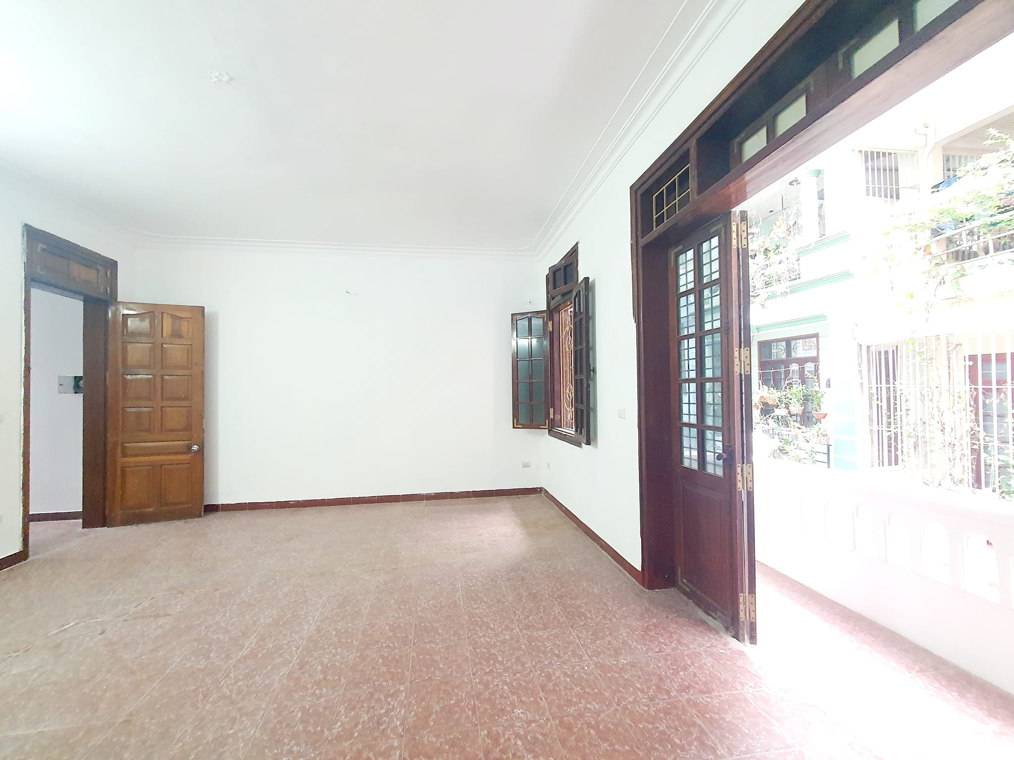 Cần bán gấp nhà phân lô phố Trần Quốc Hoàn 80m2, 4t, mt 6.2m, thang máy, ô tô tránh, vỉa hè kinh doanh.