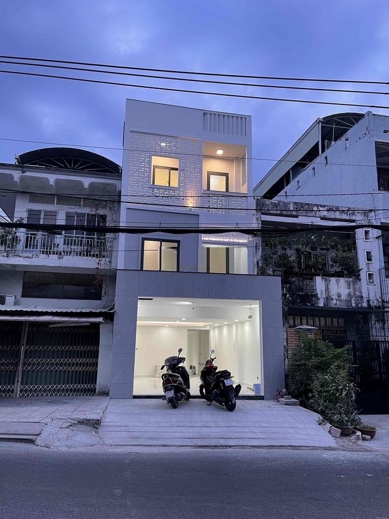 NHÀ ĐẸP MT PHẠM VĂN BẠCH, 5x18m, 4 PHÒNG NGỦ