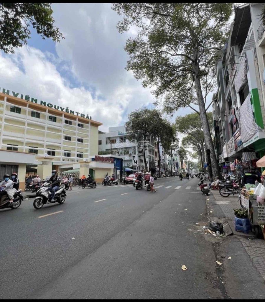 Nhà 3 tầng MT Nguyễn Trãi, 4x16m, 3 sàn trống suốt