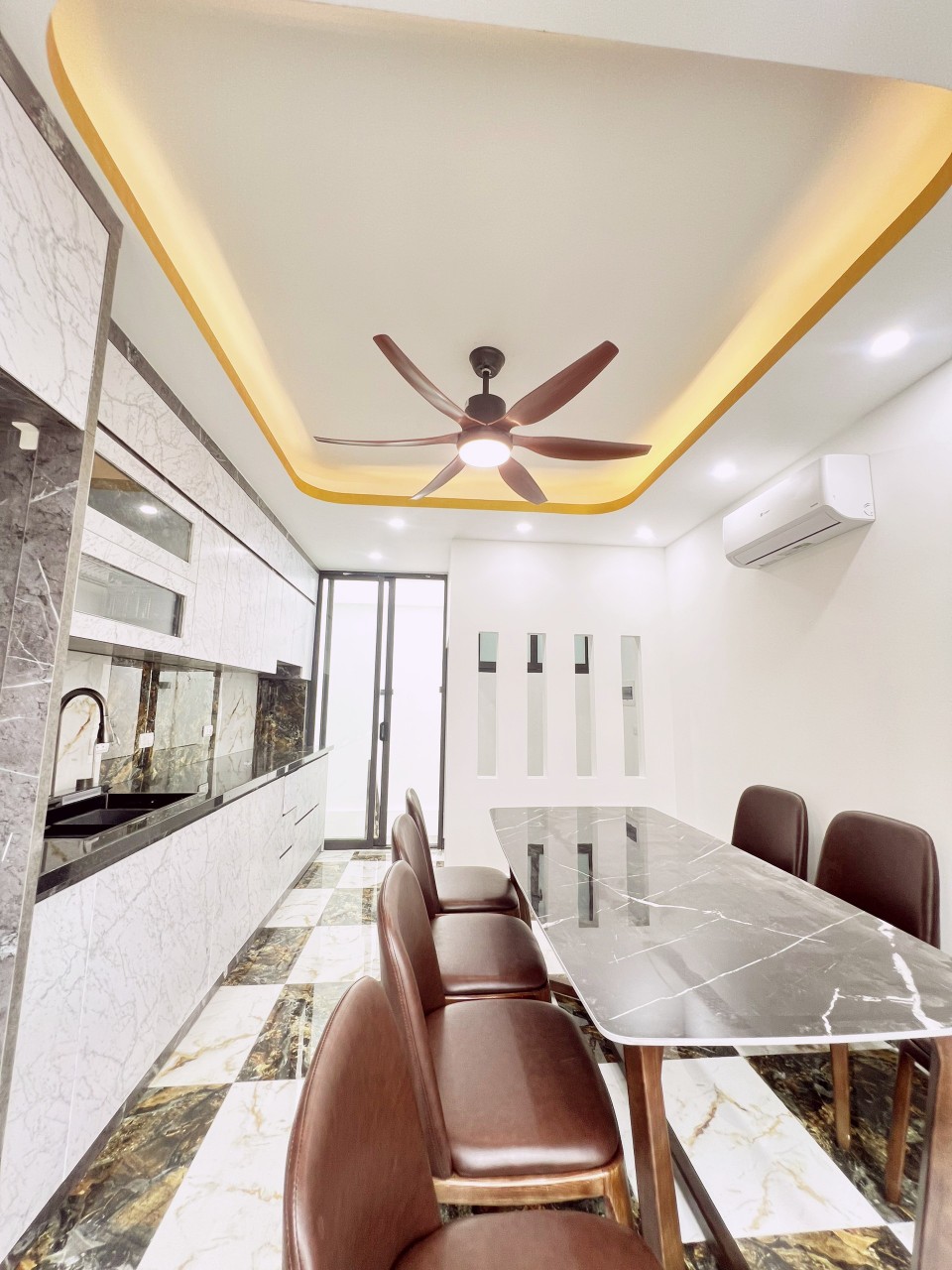 SIÊU PHẨM QUẬN ĐỐNG ĐA - PHÂN LÔ VỈA HÈ Ô TÔ TRÁNH - THANG MÁY - KINH DOANH MỌI LOẠI HÌNH