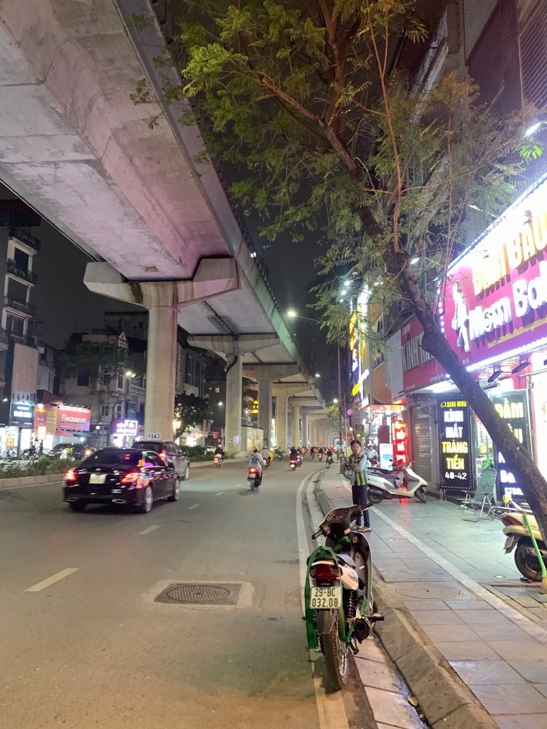 SIÊU PHẨM NHÀ MẶT PHỐ - VỈA HÈ - KINH DOANH trung tâm đường Cầu Giấy 41m2 5 tầng 18.8 tỷ