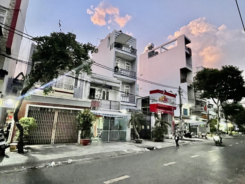 Bán nhà Mặt tiền Cao Xuân Dục, Q8, 148m2, dt 4.5m x 35m, cấp 4 tiện xây mới, giá 16.5 tỷ