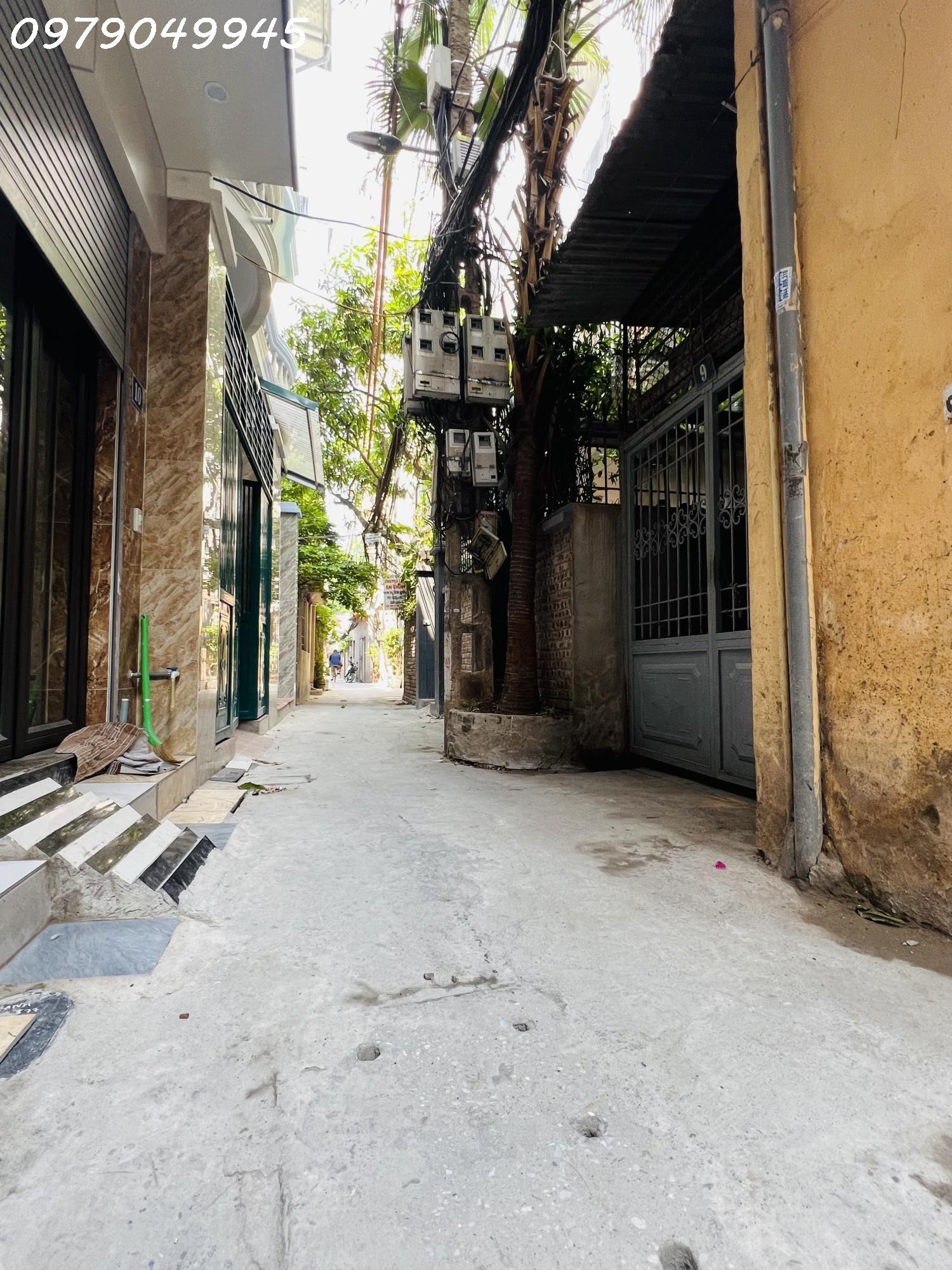 Gia đình cần bán 95m2 đất Xuân La, mặt tiền 5m, 30m ra mặt phố, sổ vuông, 8.55 tỷ