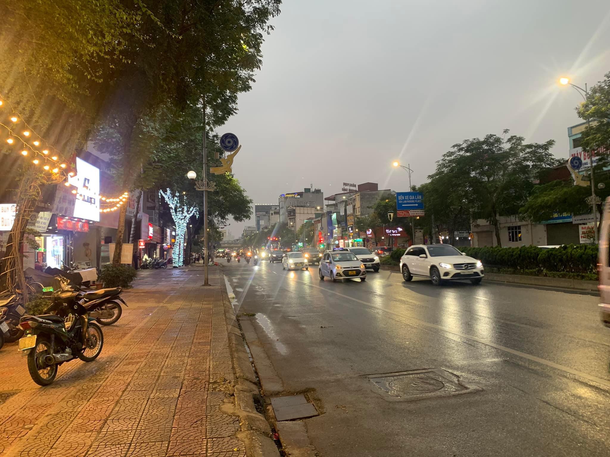 Bán mặt phố Nguyễn Văn Cừ diện tích 240m2, mặt tiền 8,6 m Hướng Tây Bắc Nở hậu