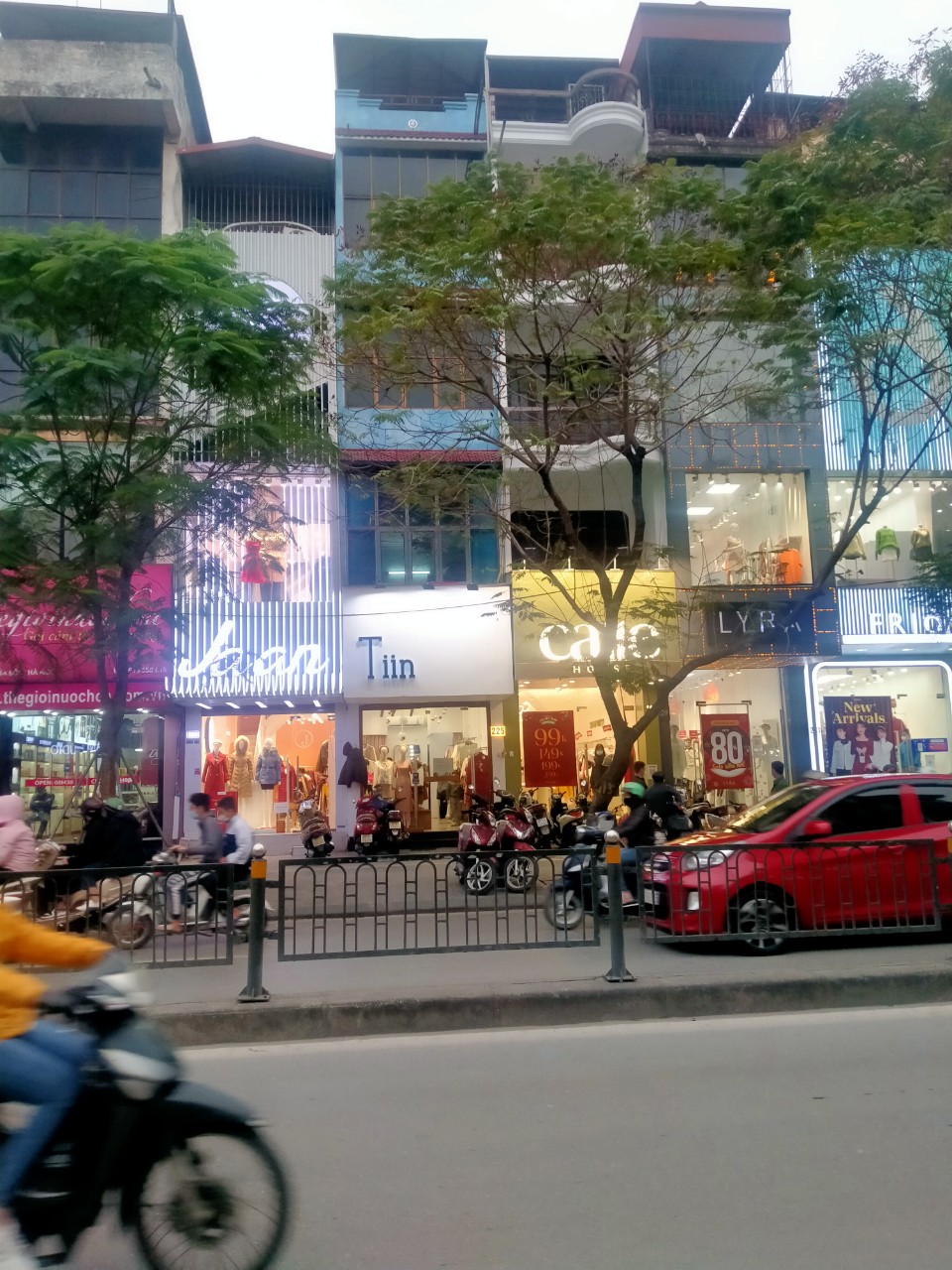 Bán nhà lô góc mặt phố Chùa Bộc. Dt 55m2 x 5T, Mt 4,5m. Giá 34 tỷ