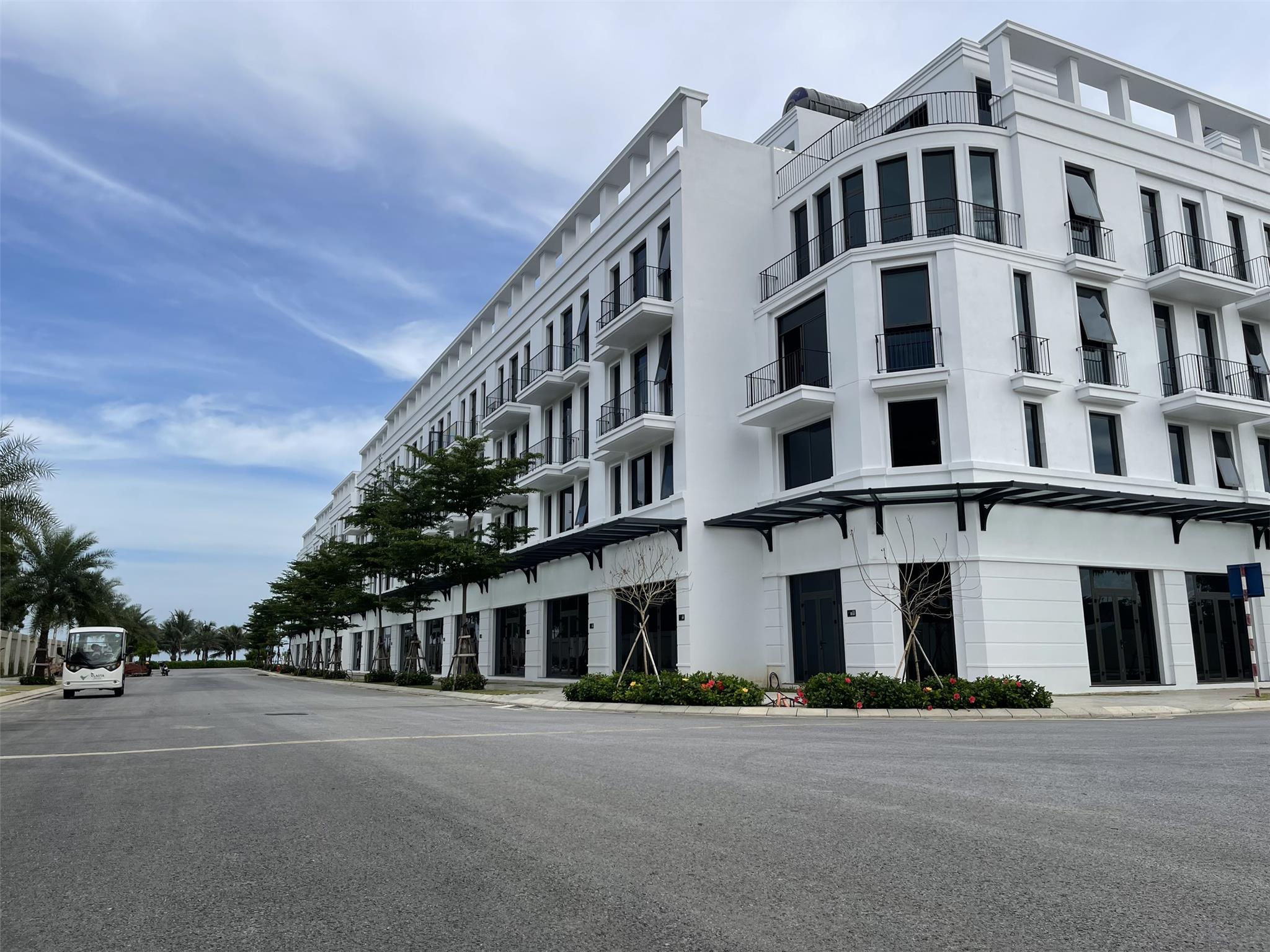 SHOPHOUSE MẶT BIỂN SẦM SƠN, SỔ LÂU DÀI. NHẬN NHÀ, SANG TÊN SỔ NGAY. CĐT: 0966 343 969