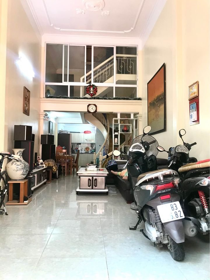 Bán nhà ngõ 135 Hàng Kênh, diện tích 63m 2.5 tầng GIÁ 2.85 tỉ có sân cổng riêng