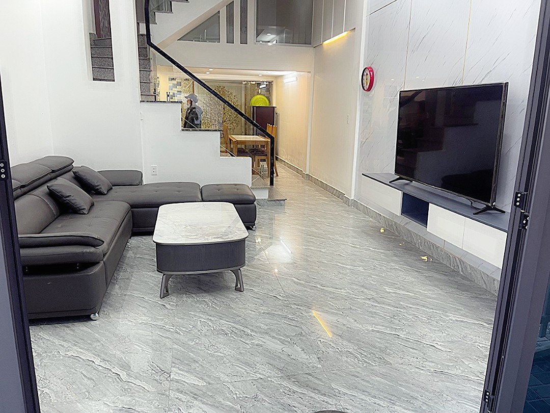 Bán nhà ngõ 152 Chợ Hàng, diện tích 64m 3 tầng GIÁ 3.2 tỉ có sân cổng riêng