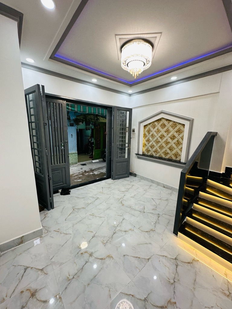 Nhà cách mặt tiền hẻm xe hơi Q4 Ngang 4x5 đúc 3 tấm có 2 tỷ