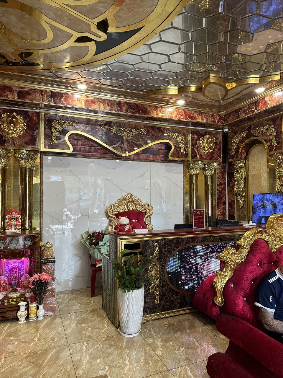 SANG NHƯỢNG QUÁN MASSAGE HỒNG LÂU MỘNG tại 143 Đồng Đen, P11, Tân Bình, HCM