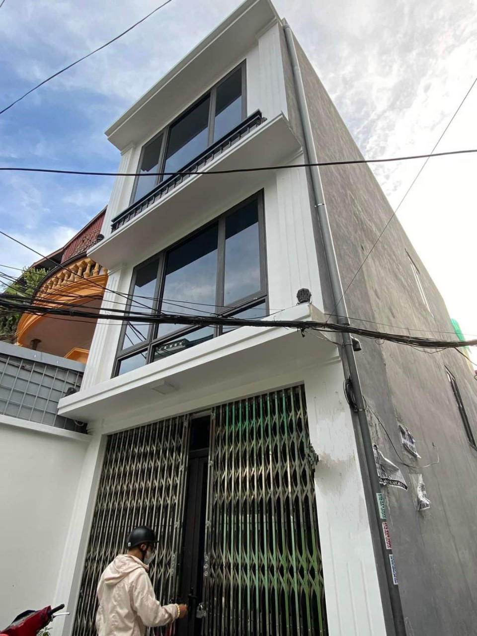 Bán nhà CHợ Con - Hồ Sen, diện tích 52m 3 tầng độc lập GIÁ 2.85 tỉ ngay Chợ