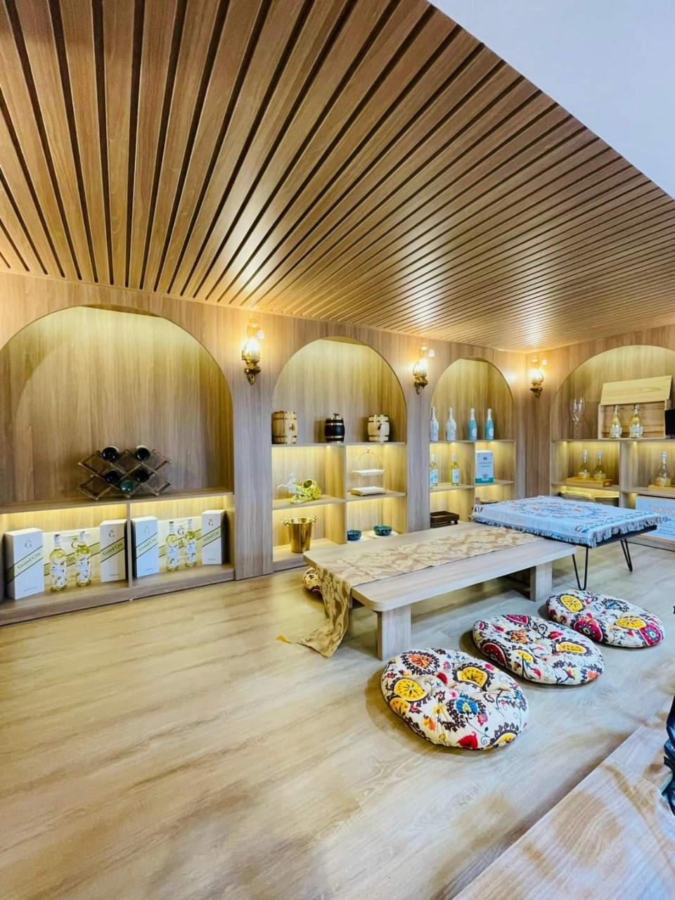 LÀNG VIỆT KIỀU CHÂU ÂU - 75M - 5T - THANG MÁY - VỈA HÈ ĐÁ BÓNG - KINH DOANH ĐỈNH - NHỈNH 20 TỶ.