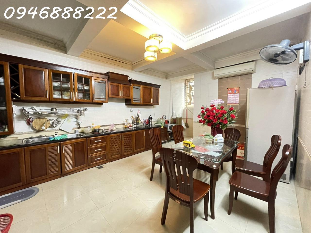 Mặt đường Nguyễn Công Trứ xây 5 tầng vị trí đẹp gần Hồ Sen , đang kinh doanh ra dòng tiền .