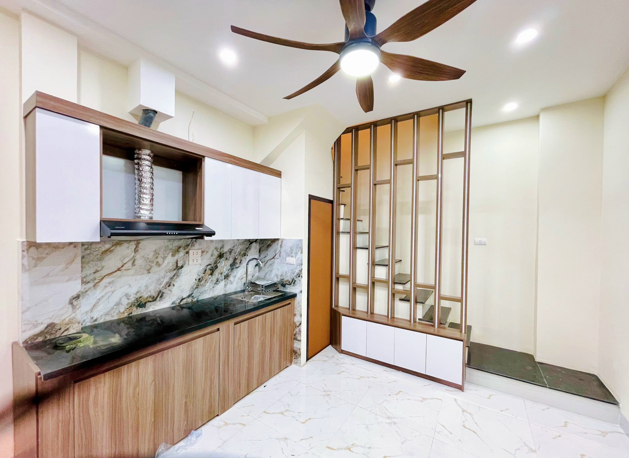 Nhà 2 Thoáng Mặt Ngõ Gần MP Lương Định Của DT 20m x 5T, Sđcc