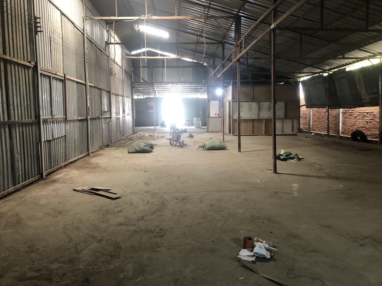 Xưởng 500m2 đường xe 10 tấn, có văn phòng, mộc, cơ khí, hóa chất..giáp sông Sài Gòn