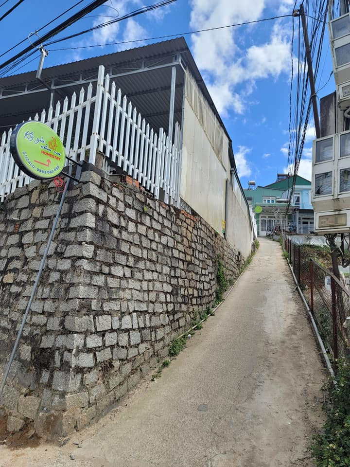 CẦN CHO THUÊ NHÀ NGUYÊN CĂN HẺM (hẻm xe máy , hơi dốc ) 85 KIM ĐỒNG , PHƯỜNG 6 , ĐÀ LẠT