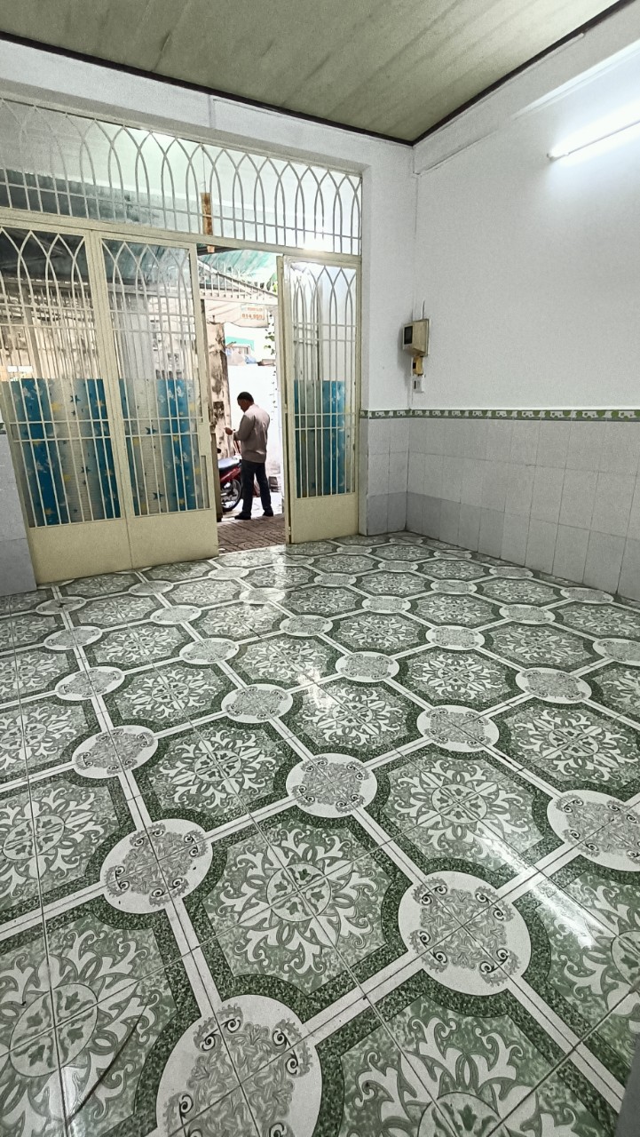 968 Nhà Chỉ : 4,5 triệu ( Cọc 1tháng) Cho thuê Nhà 2 phòng ngủ cách công viên Lưu Hữu Phước 100m . Hẻm lý Tự Trọng