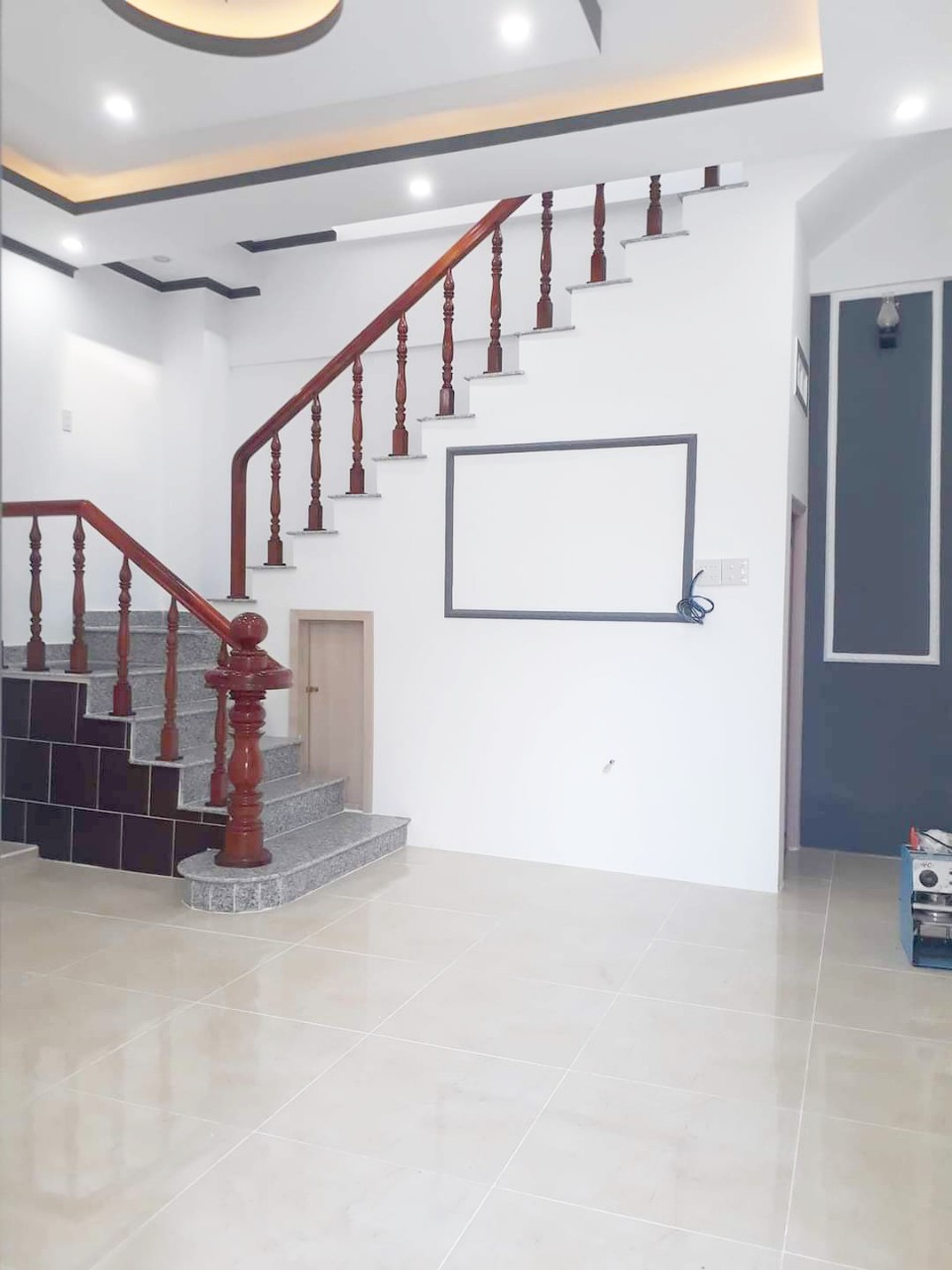 969 Nhà Chỉ : 5,5 triệu/tháng Cho thuê nhà lầu . Hẻm đường Lý Tự Trọng gần cv Lưu Hữu Phước