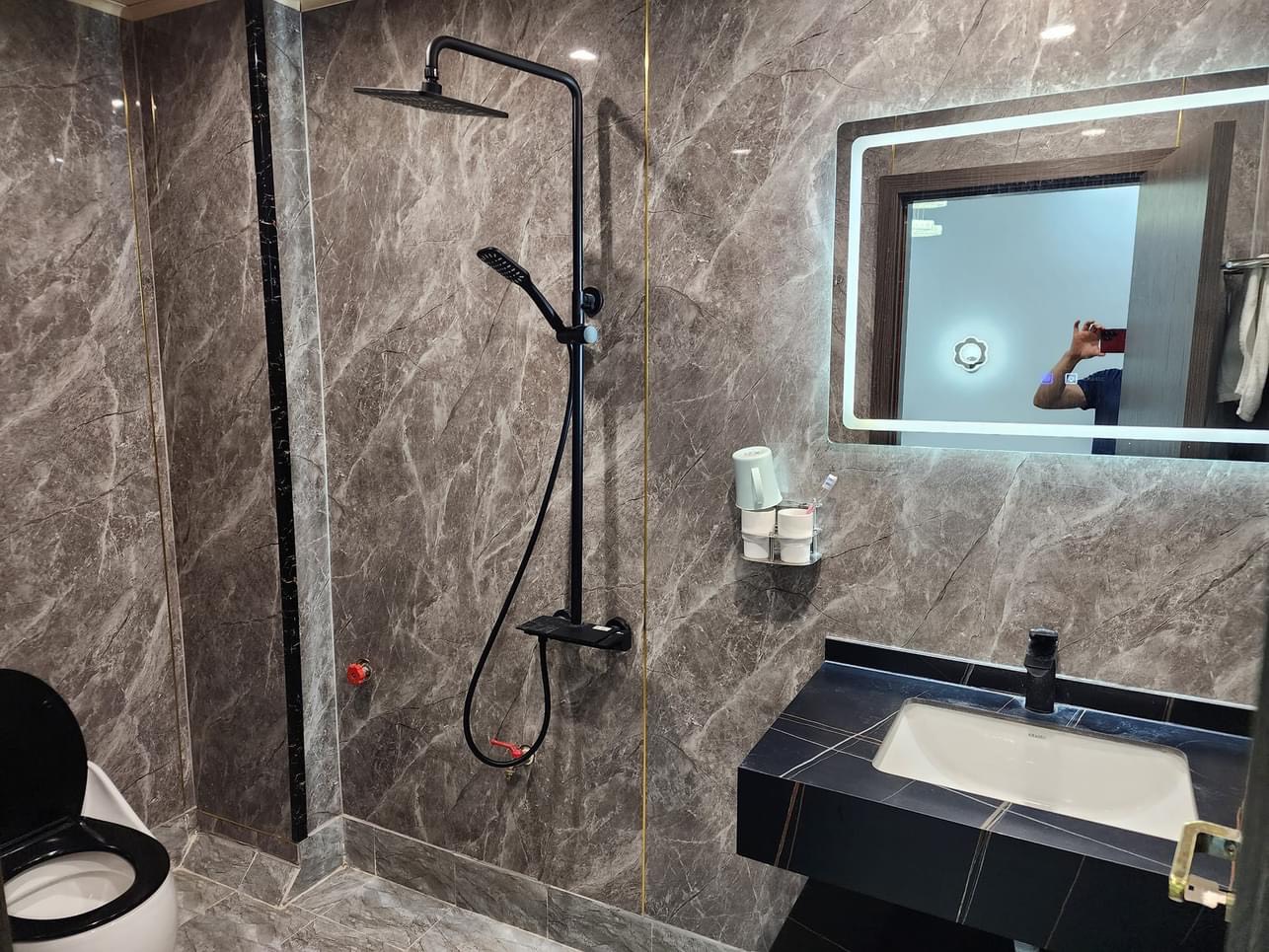 Chính chủ bán nhà 4 tầng 81m2, mt 6m, đường vào 4m ô tô tải. Full nội thất vào ở luôn. Giá 6x