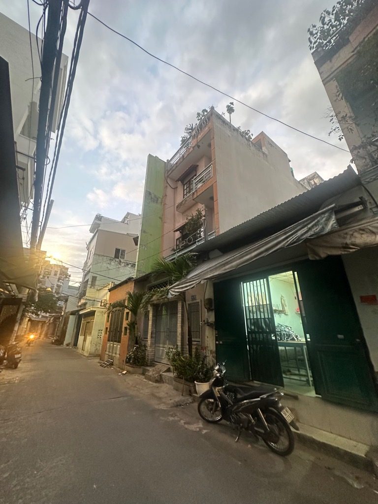 TÂN BÌNH - NGAY P10 - VỊ TRÍ ĐẸP KHU VIP KINH DOANH - 52M2 -HẺM TO NHƯ MẶT TIỀN - XE TẢI THÔNG TỨ TUNG - GIÁ CHỈ HƠN 7